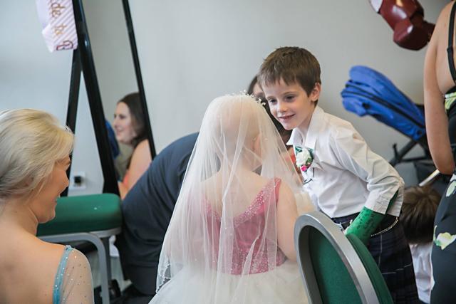 Đám cưới của cặp đôi nhỏ nhất thế giới: Nước mắt đau đớn khi cô dâu - chú rể cười