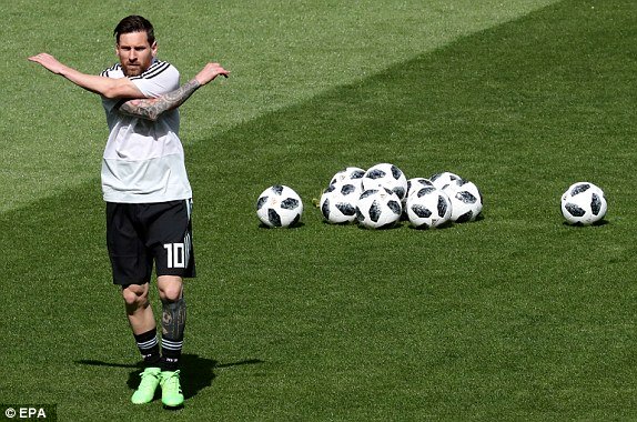 Messi hỏng penalty, Argentina ra quân thảm họa