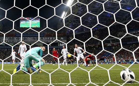 Ronaldo nổ hat-trick, Bồ Đào Nha rượt đuổi ngoạn mục Tây Ban Nha