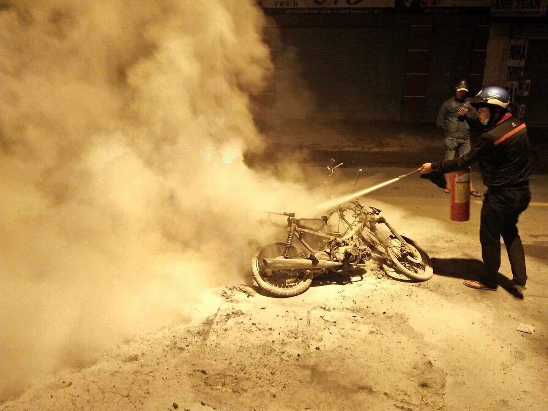 Chuyện mùa World Cup 2018: Tín đồ bóng đá ở Sài Gòn đốt cháy rụi 2 xe máy sau khi C.Ronaldo ghi bàn