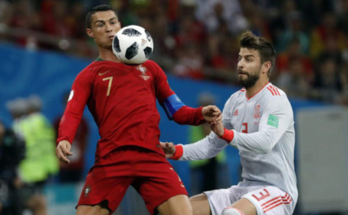 Pique: ‘Ronaldo có thói quen ăn vạ để kiếm đá phạt’