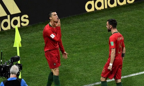 CĐV nghi ngờ Ronaldo khiêu khích Messi sau khi ghi bàn