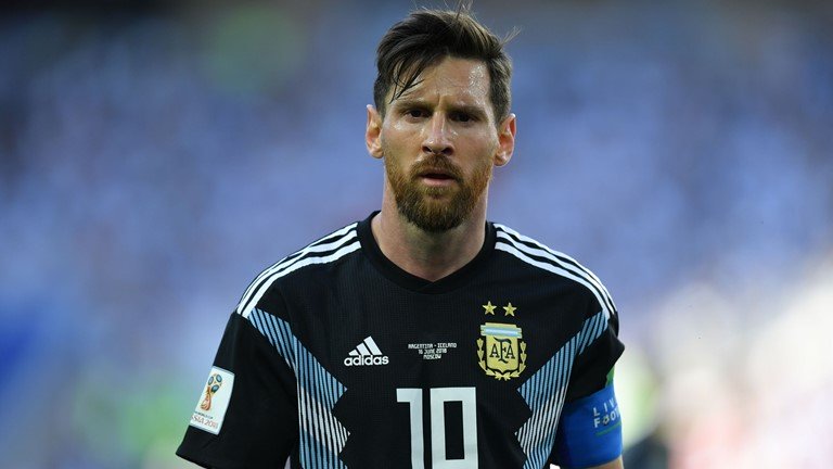 Messi hỏng penalty, Argentina ra quân thảm họa