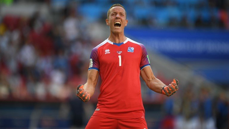 Messi hỏng penalty, Argentina ra quân thảm họa
