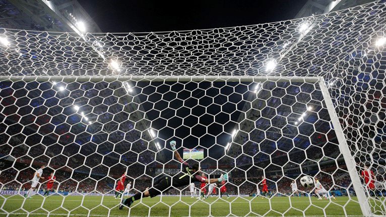 Ronaldo nổ hat-trick, Bồ Đào Nha rượt đuổi ngoạn mục Tây Ban Nha