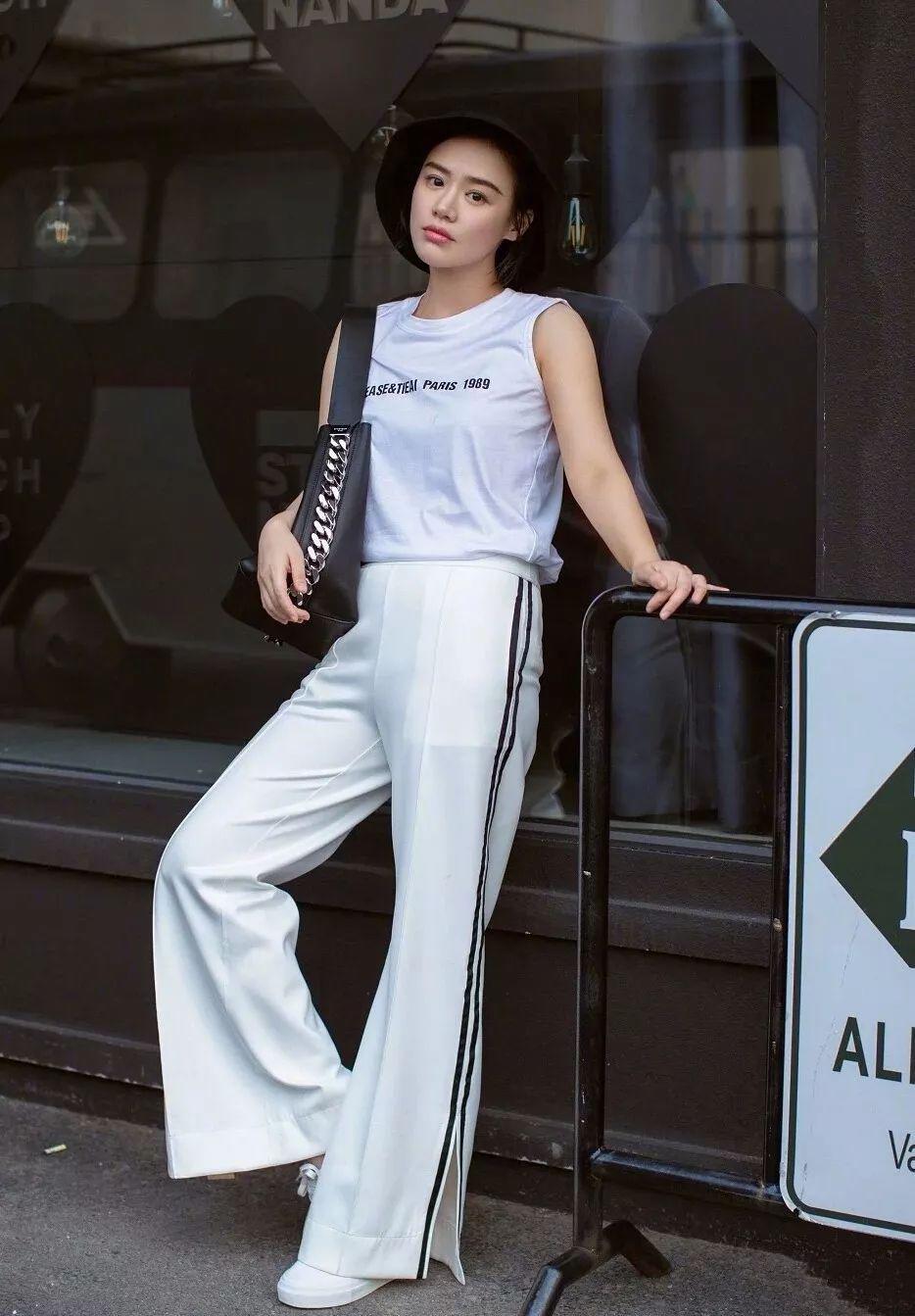 Quần ống xẻ có gì hot mà phụ nữ cả thế giới đổ xô mua mặc?