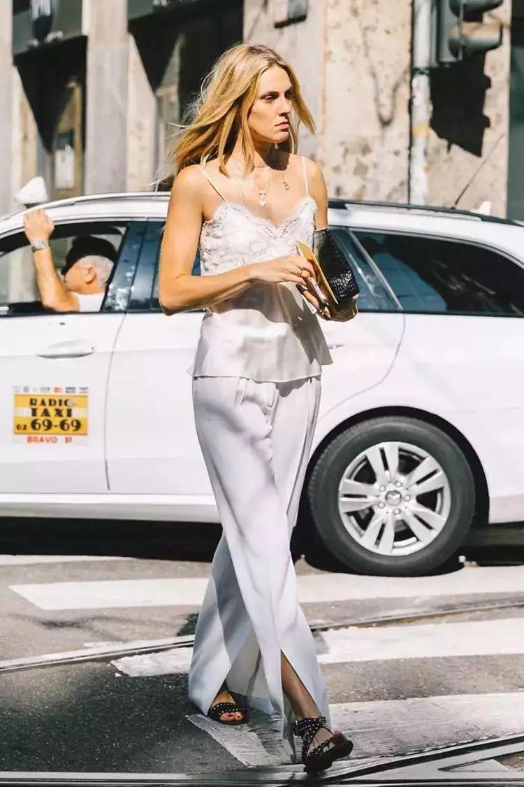 Quần ống xẻ có gì hot mà phụ nữ cả thế giới đổ xô mua mặc?