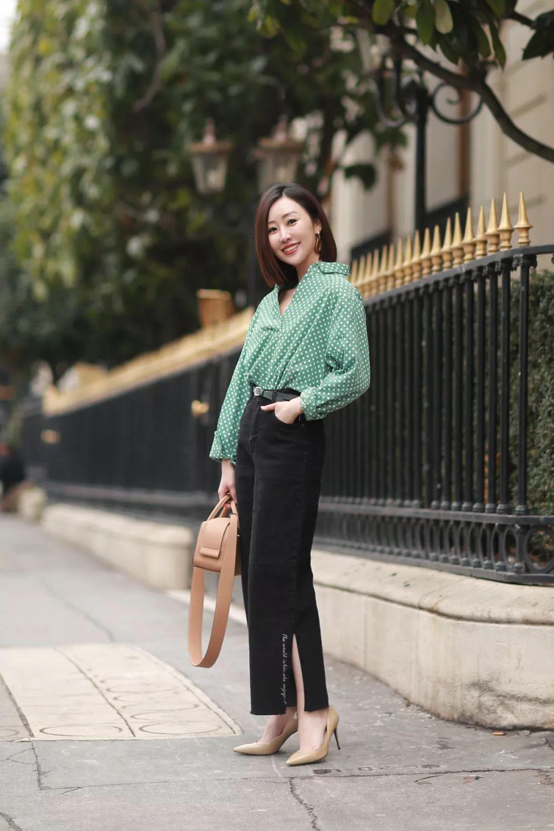 Quần ống xẻ có gì hot mà phụ nữ cả thế giới đổ xô mua mặc?