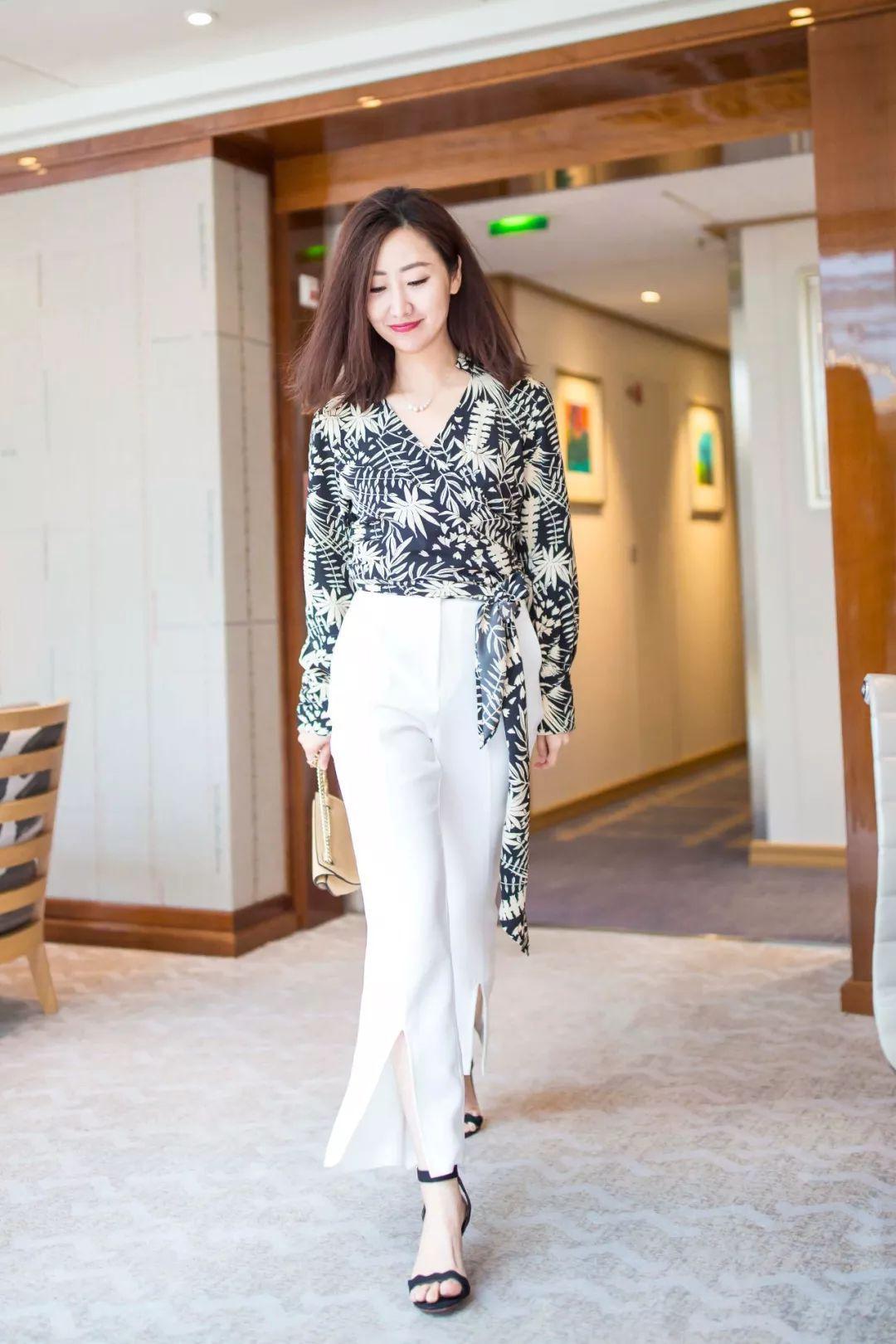 Quần ống xẻ có gì hot mà phụ nữ cả thế giới đổ xô mua mặc?