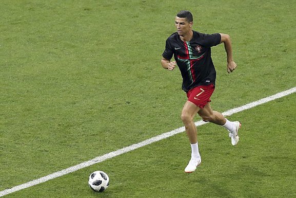 Ronaldo nổ hat-trick, Bồ Đào Nha rượt đuổi ngoạn mục Tây Ban Nha