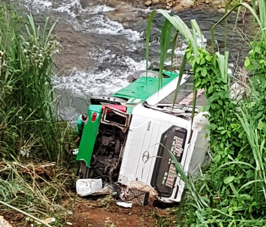 Xe khách chở 42 người lao xuống vực đèo Lò Xo, 3 người chết