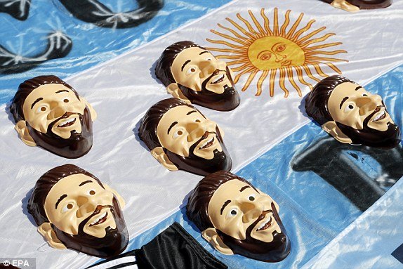 Messi hỏng penalty, Argentina ra quân thảm họa