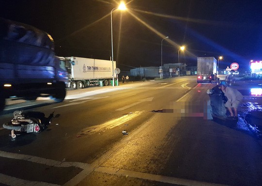 Đi xem bóng đá về bị xe container tông tử vong trên quốc lộ