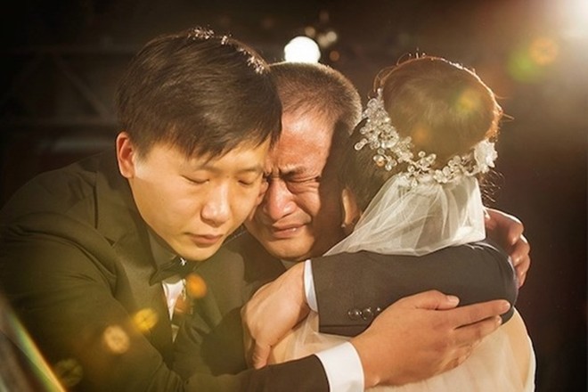 Nước mắt cha ngày con lấy chồng: Bao lời muốn nói mà chẳng ngăn được những nấc nghẹn, chỉ mong con hạnh phúc Nước mắt cha ngày con lấy chồng: Bao lời muốn nói mà chẳng ngăn được những nấc nghẹn, chỉ mong con hạnh phúc