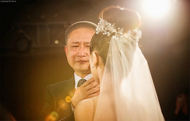 Nước mắt cha ngày con lấy chồng: Bao lời muốn nói mà chẳng ngăn được những nấc nghẹn, chỉ mong con hạnh phúc