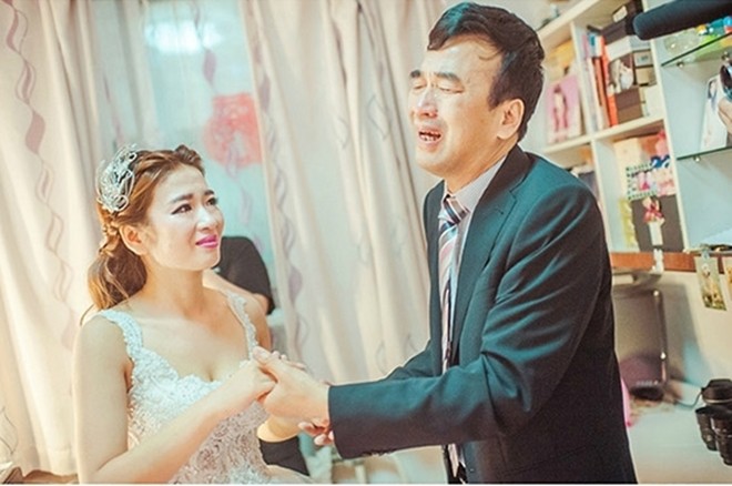 Nước mắt cha ngày con lấy chồng: Bao lời muốn nói mà chẳng ngăn được những nấc nghẹn, chỉ mong con hạnh phúc