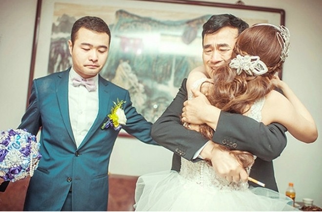 Nước mắt cha ngày con lấy chồng: Bao lời muốn nói mà chẳng ngăn được những nấc nghẹn, chỉ mong con hạnh phúc