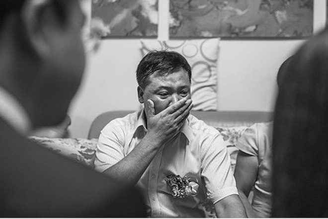 Nước mắt cha ngày con lấy chồng: Bao lời muốn nói mà chẳng ngăn được những nấc nghẹn, chỉ mong con hạnh phúc Nước mắt cha ngày con lấy chồng: Bao lời muốn nói mà chẳng ngăn được những nấc nghẹn, chỉ mong con hạnh phúc