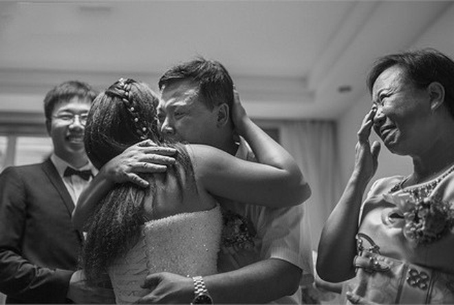 Nước mắt cha ngày con lấy chồng: Bao lời muốn nói mà chẳng ngăn được những nấc nghẹn, chỉ mong con hạnh phúc