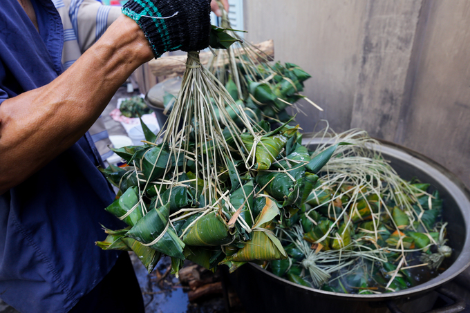 Xóm làm bánh ú lá tre ở Sài Gòn tất bật dịp Tết Đoan Ngọ