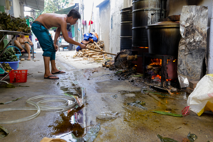 Xóm làm bánh ú lá tre ở Sài Gòn tất bật dịp Tết Đoan Ngọ