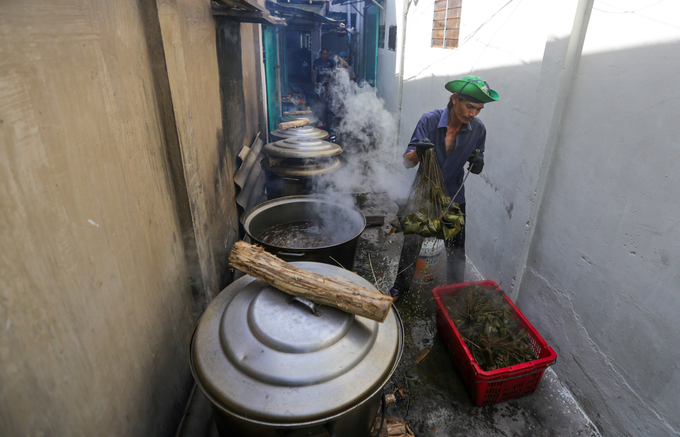 Xóm làm bánh ú lá tre ở Sài Gòn tất bật dịp Tết Đoan Ngọ