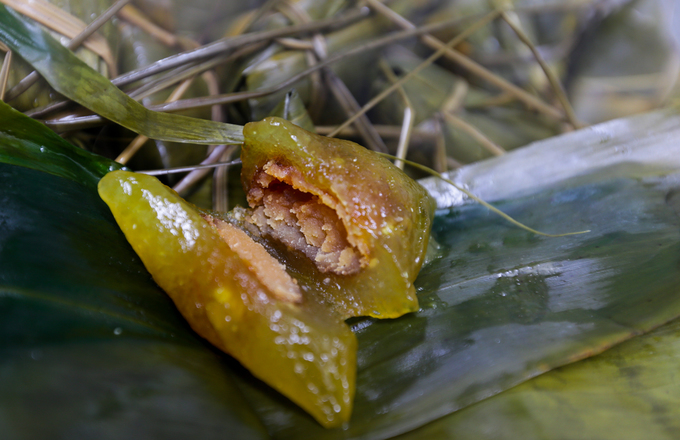 Xóm làm bánh ú lá tre ở Sài Gòn tất bật dịp Tết Đoan Ngọ