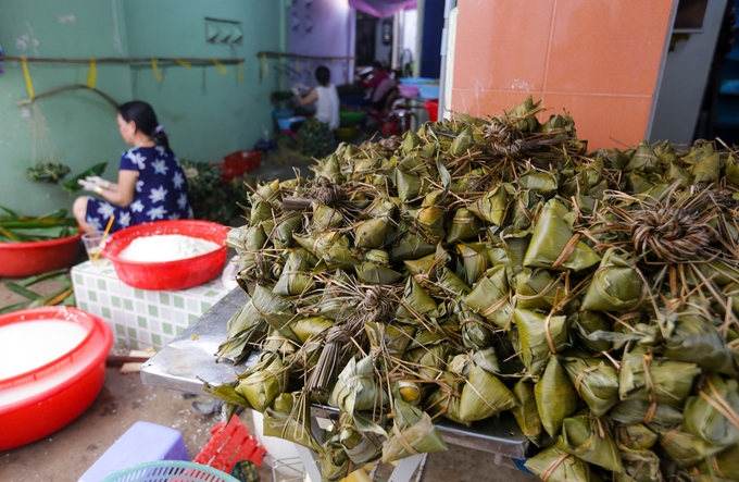 Xóm làm bánh ú lá tre ở Sài Gòn tất bật dịp Tết Đoan Ngọ