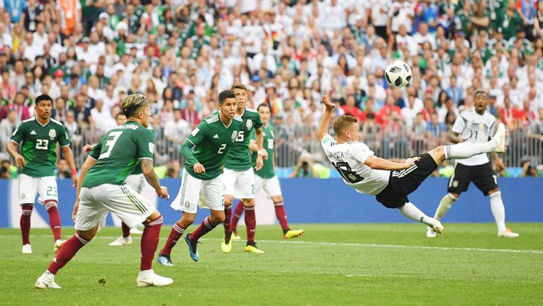 Quật ngã ĐKVĐ Đức, Mexico gây địa chấn