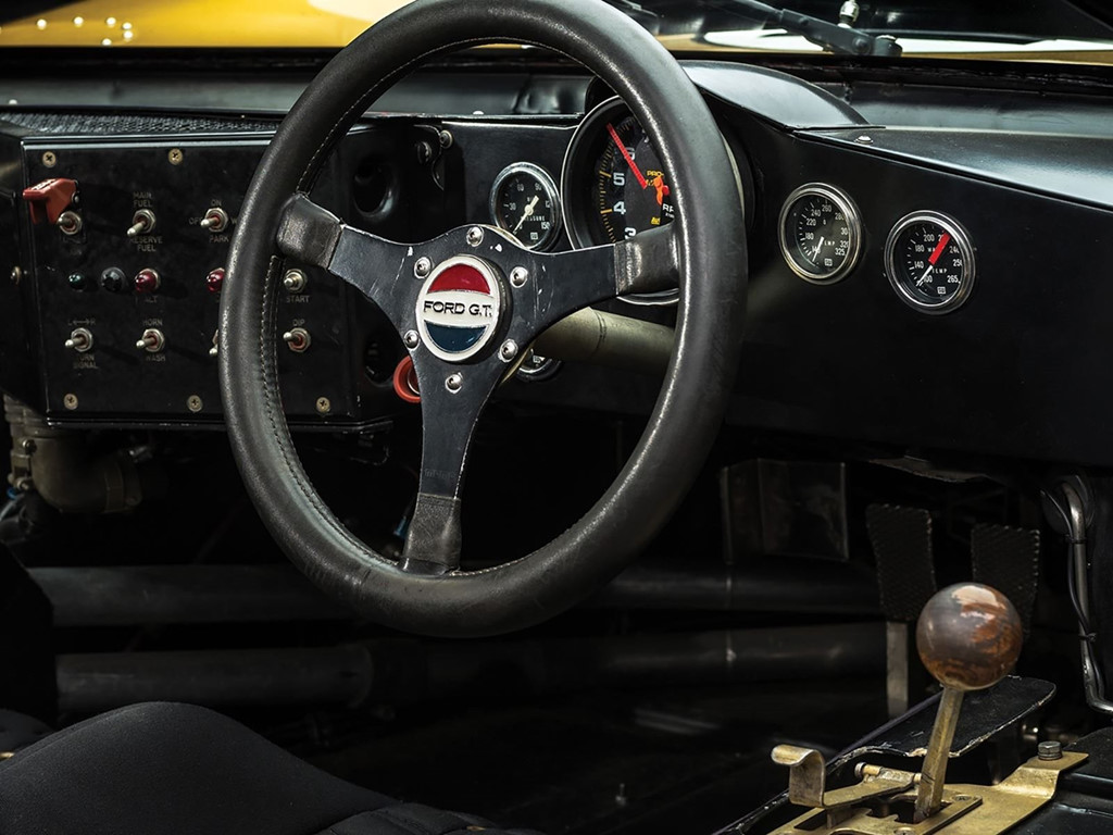 Siêu xe đua Ford GT40 đấu giá kỷ lục 12 triệu USD