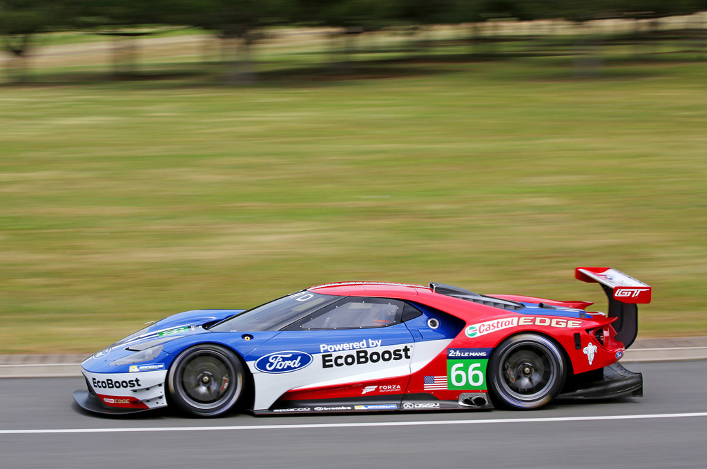 Siêu xe đua Ford GT40 đấu giá kỷ lục 12 triệu USD