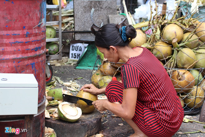 Giá dừa Bến Tre thấp kỷ lục 2.500 đồng/trái vì Trung Quốc ngưng mua