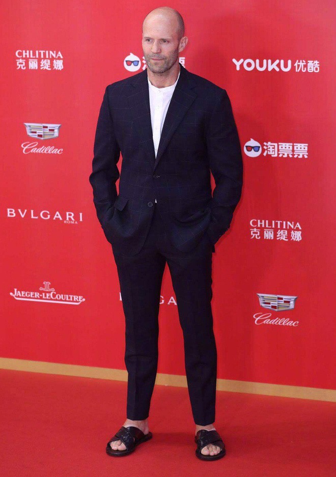 Siêu sao hành động Jason Statham đi dép lê vẫn cực ngầu bên Lý Băng Băng