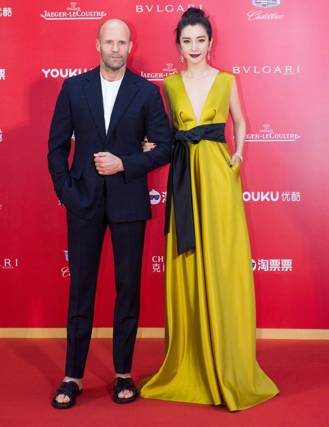 Siêu sao hành động Jason Statham đi dép lê vẫn cực ngầu bên Lý Băng Băng