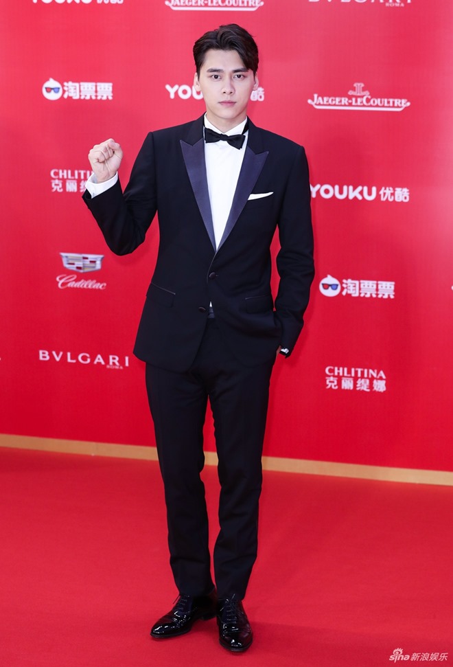 Siêu sao hành động Jason Statham đi dép lê vẫn cực ngầu bên Lý Băng Băng