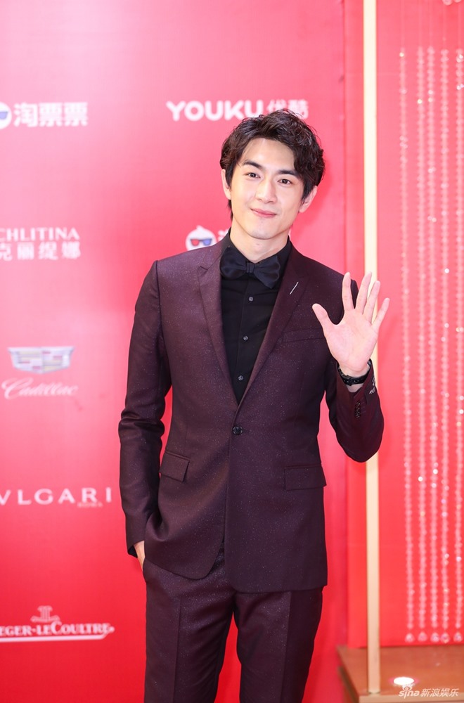 Siêu sao hành động Jason Statham đi dép lê vẫn cực ngầu bên Lý Băng Băng