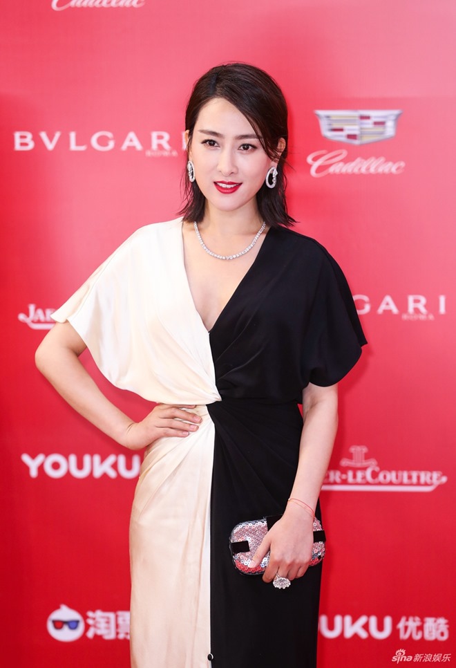 Siêu sao hành động Jason Statham đi dép lê vẫn cực ngầu bên Lý Băng Băng