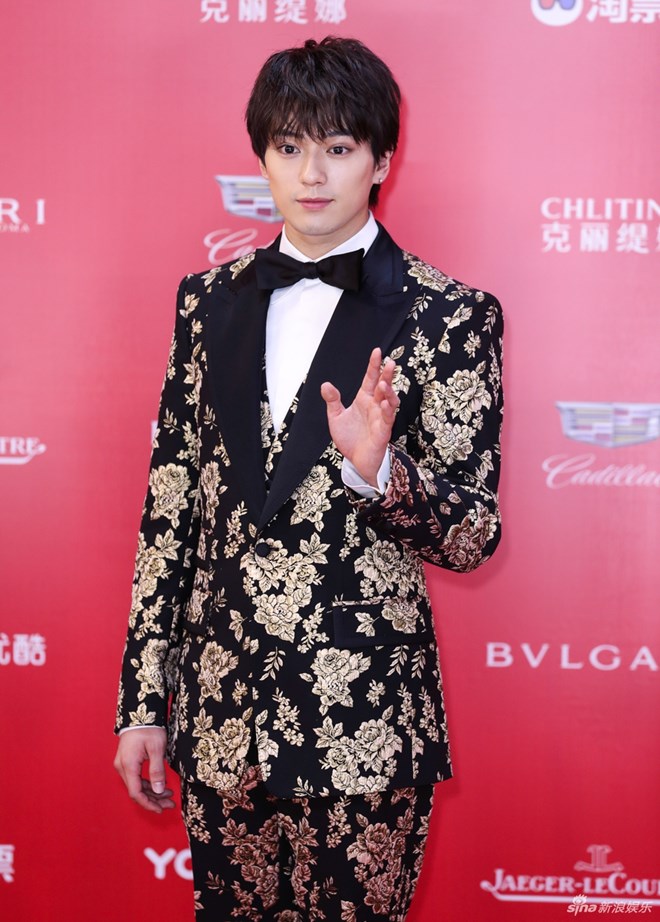 Siêu sao hành động Jason Statham đi dép lê vẫn cực ngầu bên Lý Băng Băng