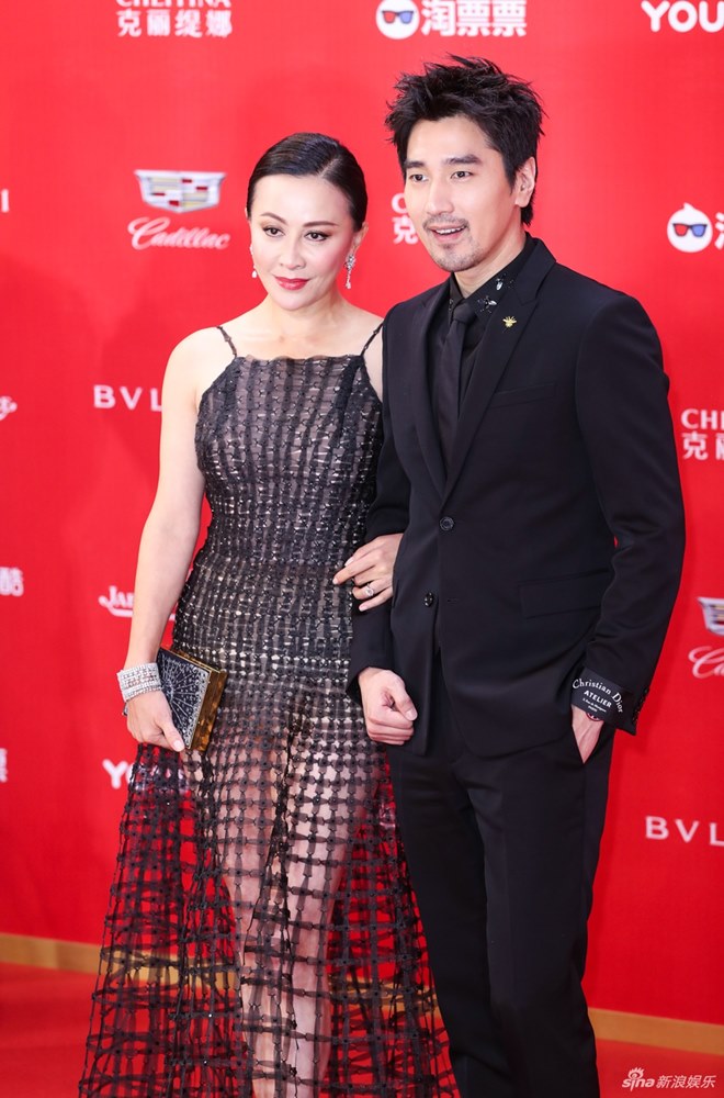 Siêu sao hành động Jason Statham đi dép lê vẫn cực ngầu bên Lý Băng Băng