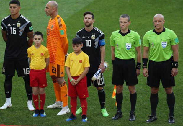Vì sao thủ thành Argentina học theo Ronaldo, quay lưng lại với Messi khi hát quốc ca?