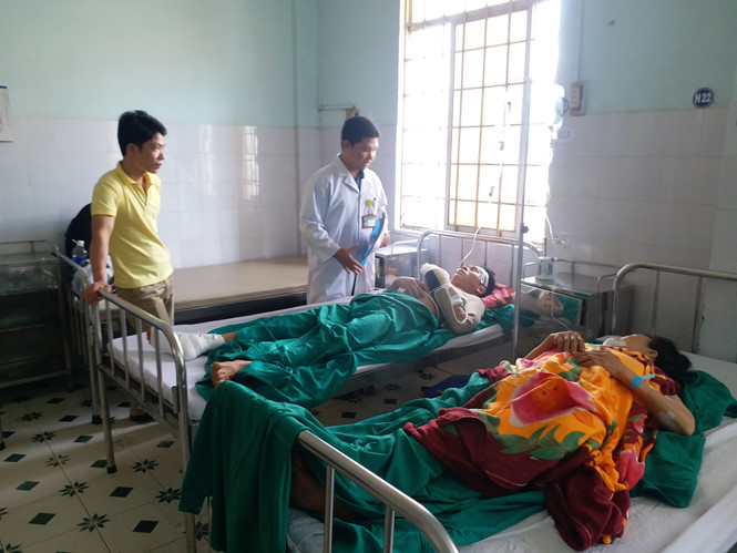 Vụ xe khách lao xuống vực: Xót xa cảnh mẹ vỗ về con đã mất