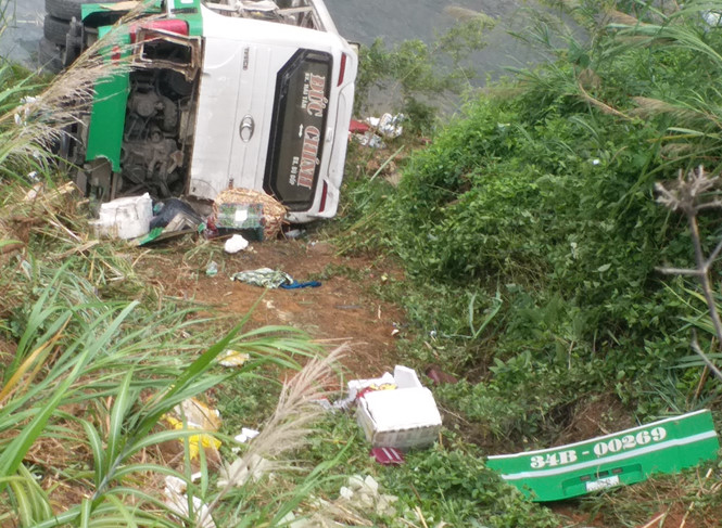 Vụ xe khách lao xuống vực: Xót xa cảnh mẹ vỗ về con đã mất