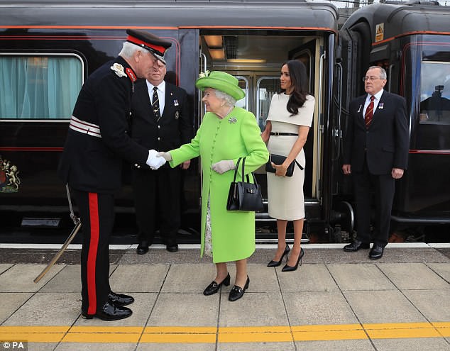 Giống như Công nương Diana, Meghan có thể gọi Nữ hoàng Anh thân mật như thế này