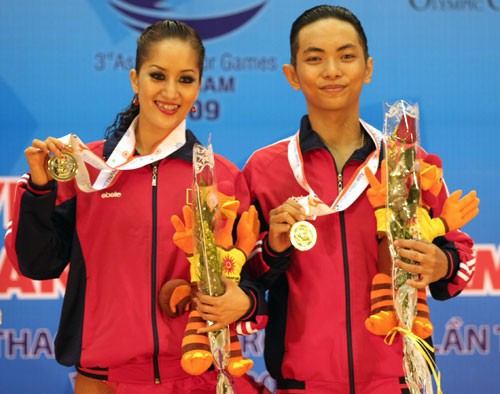 Những sao nam sở hữu gia thế khủng trong Vbiz: Cực kín tiếng nhưng lại là thiếu gia ngậm thìa vàng từ trong trứng nước