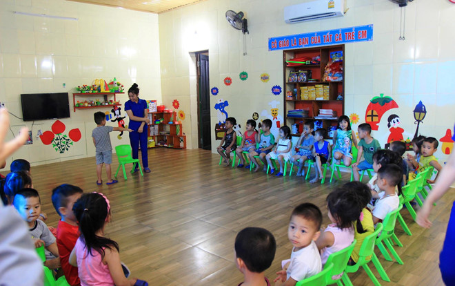 Yêu cầu giải quyết dứt điểm vụ cô giáo quỳ bên xe hơi chủ tịch