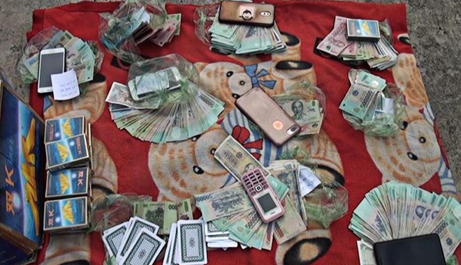 30 quý bà cùng 10 quý ông ăn thua tiền triệu trên chiếu bạc