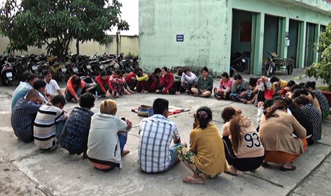 30 quý bà cùng 10 quý ông ăn thua tiền triệu trên chiếu bạc