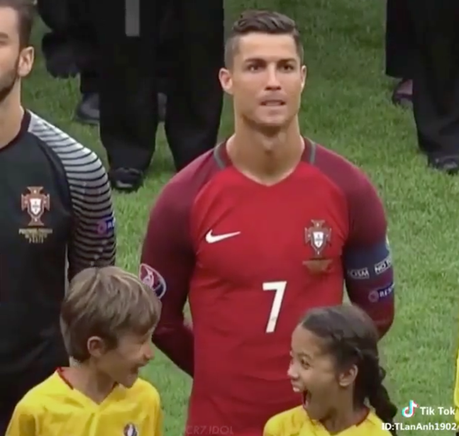 Biểu cảm lần đầu được đứng cạnh Cristiano Ronaldo của hai em bé công phá MXH vì quá đáng yêu