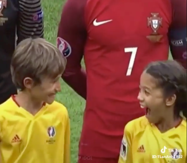 Biểu cảm lần đầu được đứng cạnh Cristiano Ronaldo của hai em bé công phá MXH vì quá đáng yêu