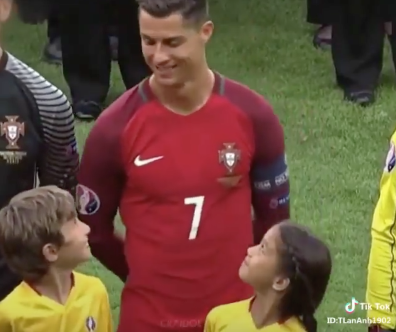 Biểu cảm lần đầu được đứng cạnh Cristiano Ronaldo của hai em bé công phá MXH vì quá đáng yêu
